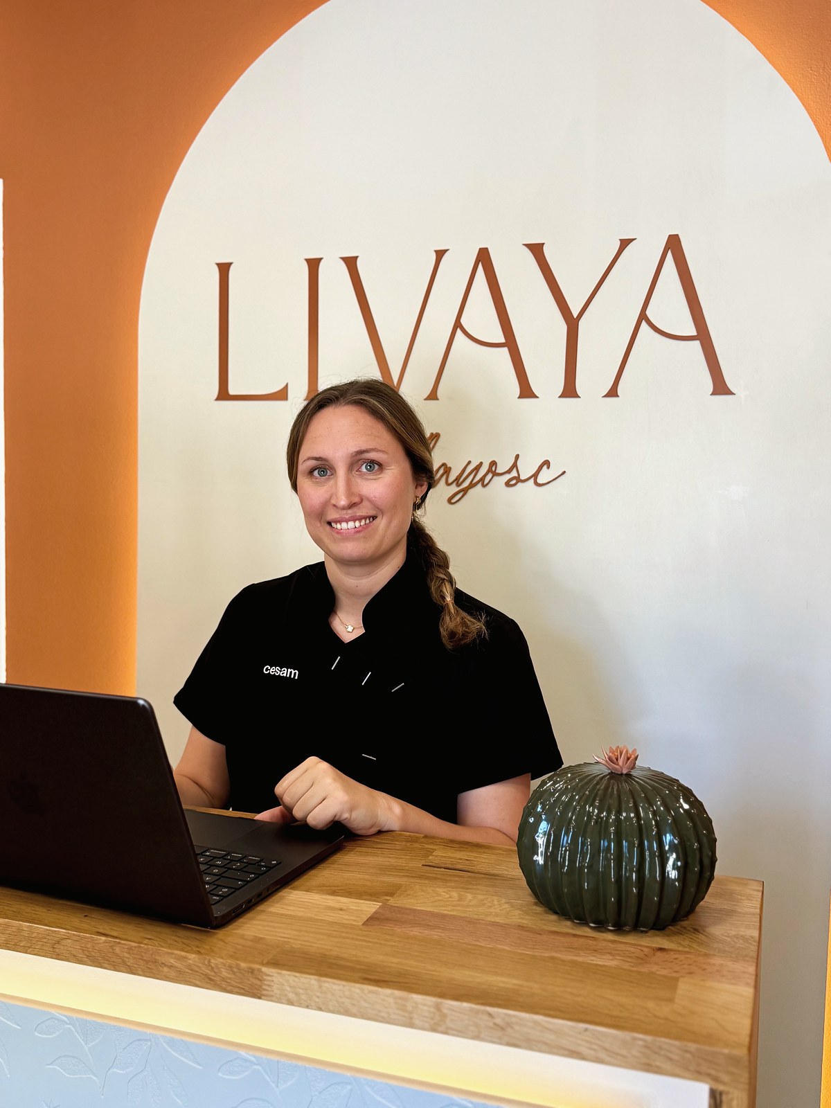 Magali, infirmière et fondatrice de Livaya, à l’accueil du centre de soins à Flayosc