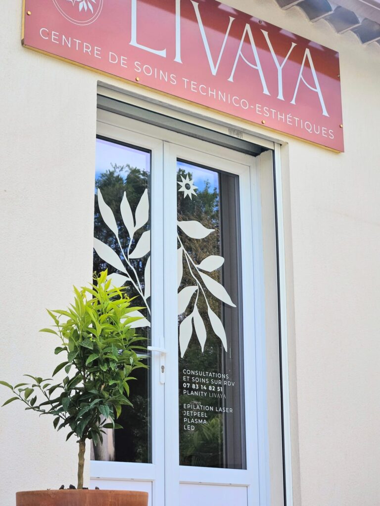 Façade du centre Livaya à Flayosc : enseigne terracotta « Centre de soins technico-esthétiques » et porte vitrée ornée du feuillage du logo